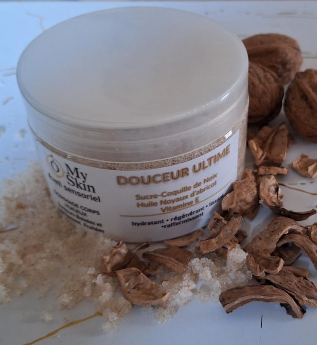 Gommage Corps " DOUCEUR ULTIME "                                                                                                                    Senteur Fruits rouges/Cèdre/Musc/Bois de Santal 240G