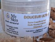 Gommage Corps " DOUCEUR ULTIME "                                                                                                                    Senteur Fruits rouges/Cdre/Musc/Bois de Santal 240G